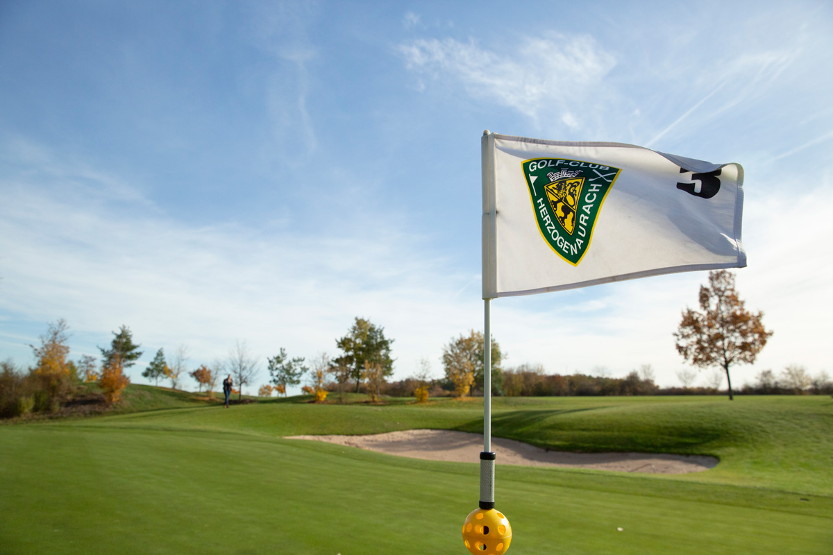 Golf-Club Herzogenaurach | Flagge und Platz